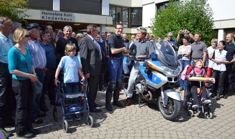 Über eine ungewöhnliche Benefizaktion konnte sich das Hegau-Jugendwerk in Gailingen freuen: 54 Motorräder mit 60 Motorradfahrerinnen und –fahrern aus Oberschwaben besuchten auf ihrer „Fahr mit (für) mehr Menschlichkeit“-Tour die Rehabilitationsrichtung für Kinder und Jugendliche in Gailingen.  Bild: aj